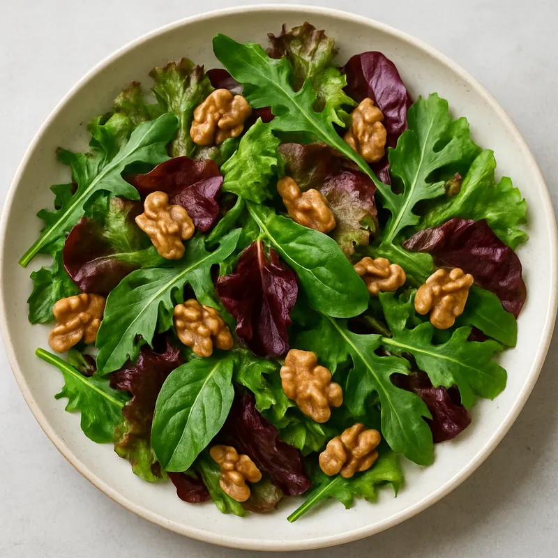 Blattsalat-Mischung mit Walnüssen