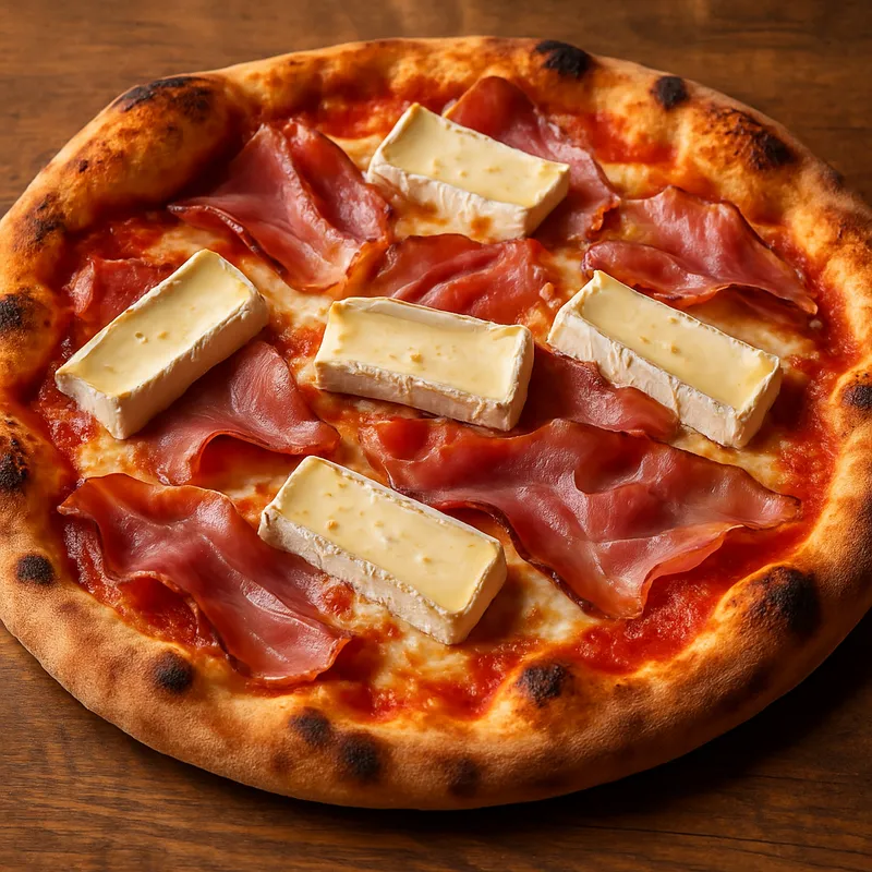 Pizza mit Speck und Brie